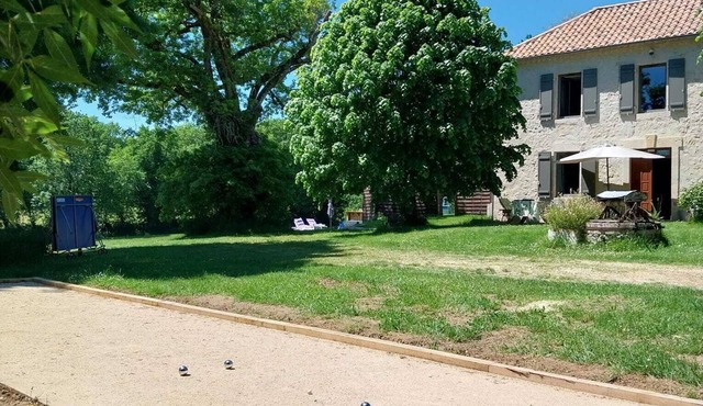 The Gîte Pouget is located 2km from the medieval village of Montréal du Gers.