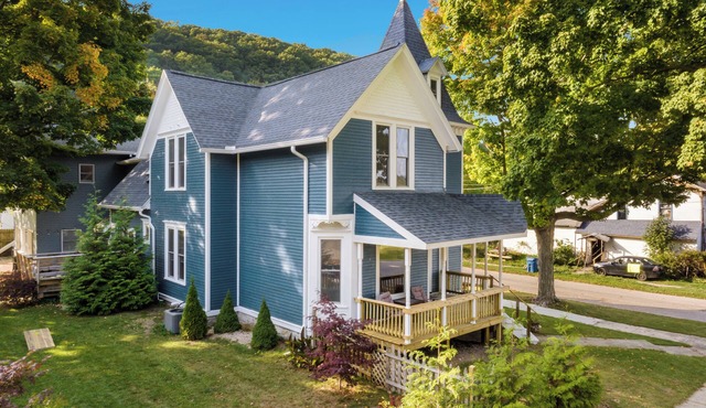 The Glarum House - Gorgeous Dog-Friendly Historic Home in Great Location with Central A/C!
