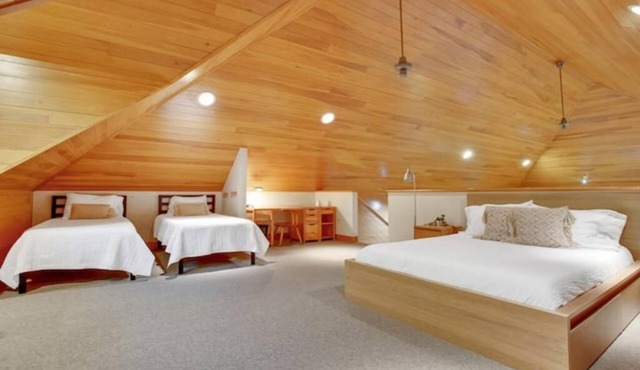 The Glass Estate -Hot Tub, Theatre Room, & NEW Patio