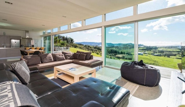 The Glass House - Modern, pet-friendly designer holiday home with spectacular views and spa pool