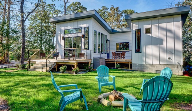 The Glass House-NEW LISTING! Surrounded by nature. Close to Beach