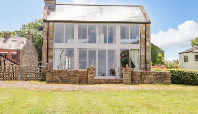 THE GLASS HOUSE, pet friendly, with a garden in Mellor, Lancashire