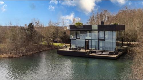 The Glass House - Private Jacuzzi & Cinema - SLEEPS8