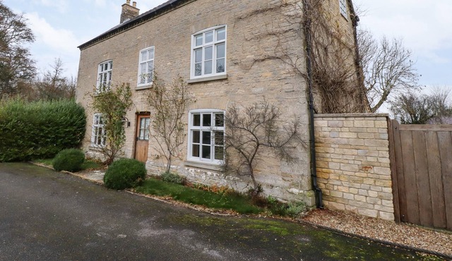 THE GLEBE, pet friendly, with hot tub in Burton Pedwardine