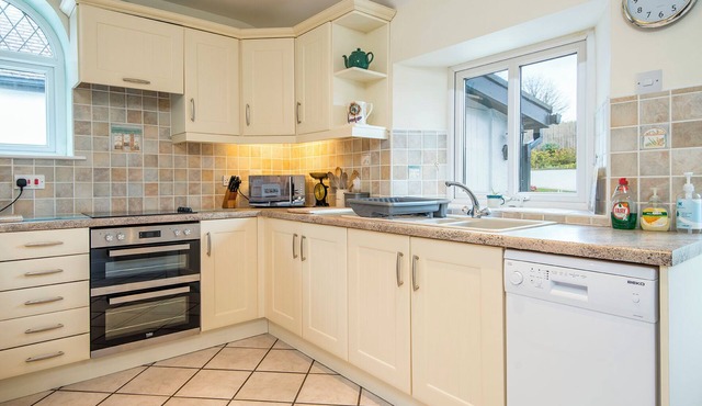 The Glen, holiday property Lydstep, Sleeps 7, 4 bedrooms, bathrooms