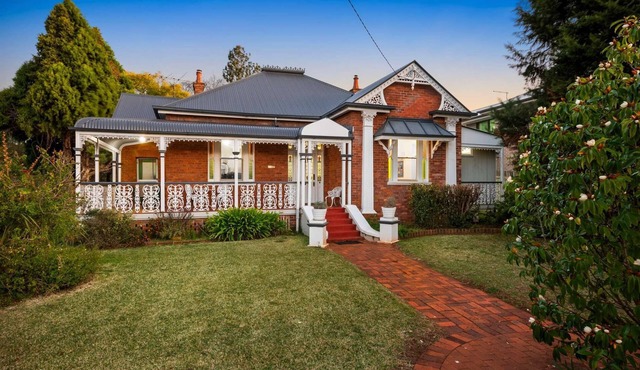 The Glen Iris 1913 - Historic Charm Meets Modern Comfort in a central location