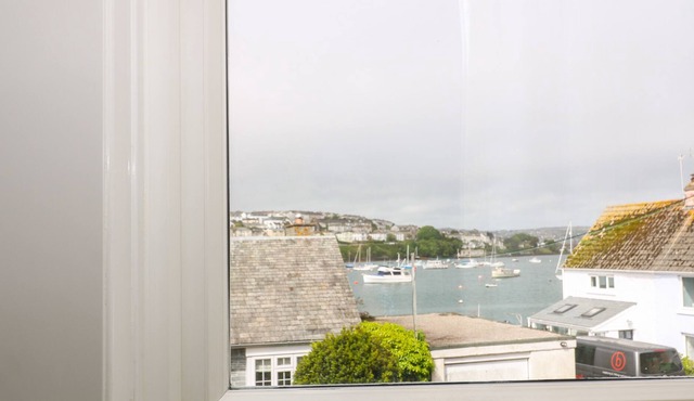 THE GLEN, pet friendly, character holiday cottage in Flushing