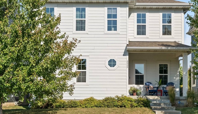 The Glenda! Sassy West Glen Home + Garage + TVs + WiFi + Electric Fireplace