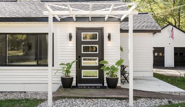The Glenn; Mid-century home with hot tub, fire pit, bicycles & more
