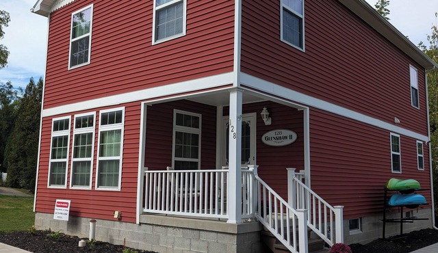 The Glenshaw- Spacious 5 bedroom home on Lakeside Edinboro