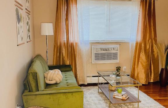 The gold Apple with king bed Walking distance to Downtown close to Cincinnati sports Stadiums