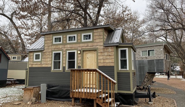 The Golden Aspen – Tiny Retreat on the River, Minutes from Rocky Mountain Park