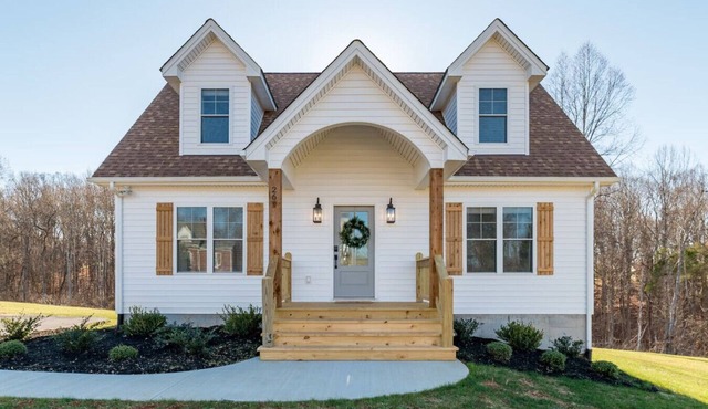 The Golden Jewel, Game Room, Fire Pit and Deck!