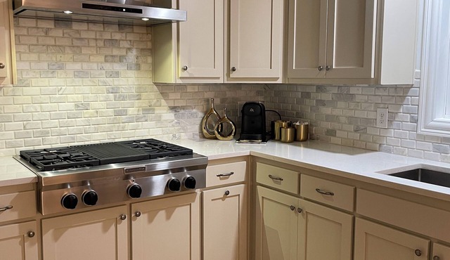 The Golden Luxury House, 3 King Beds close to Road Atlanta and Chateau Elan