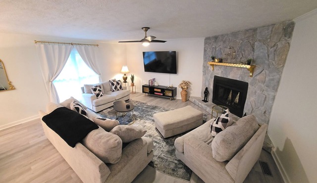 The Golden Mantel – Unique Stay in a Prime Location