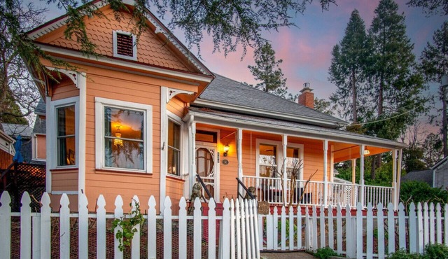 The Golden Parlor- Historic Victorian, Hot Tub