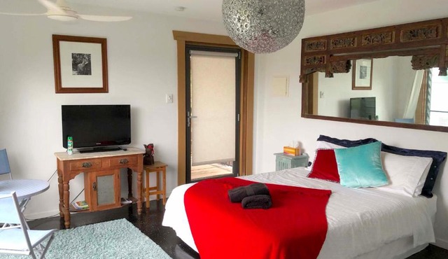 THE GOLDEN RETREAT POOL HOUSE