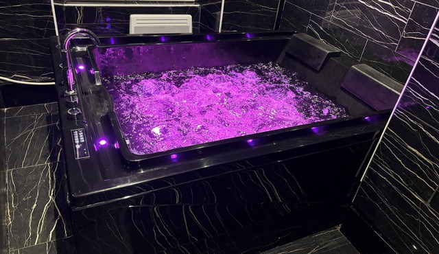 The Golden Room - Suite with Jacuzzi