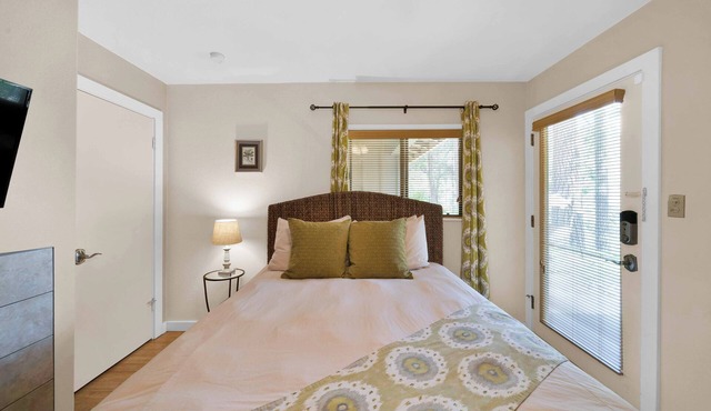 The Goldfinch- Private Room with a Forest View