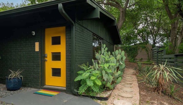 The Goldie | Stylish SoCo Pet-Friendly Stay