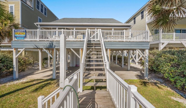 The Good Life, Beautiful Oceanfront Home in Cherry Grove