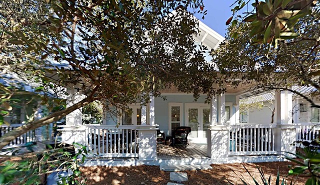 The Good Life - 85+ Top Ratings, Big Pool, Porch, 5 Min Walk to Beach, 4 Bikes