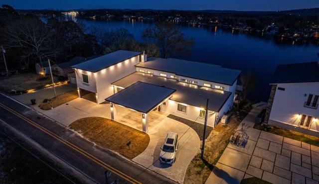 The Good Life, Luxury Modern Lakehouse