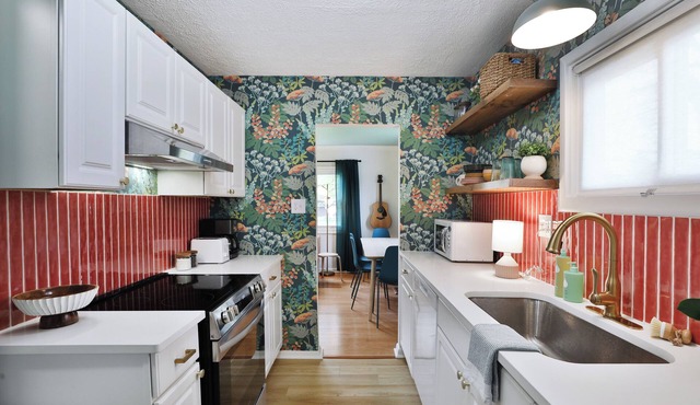 THE GOOD PLACE - Uptown Westerville's Premier Vacation Home - Colorful & Cozy