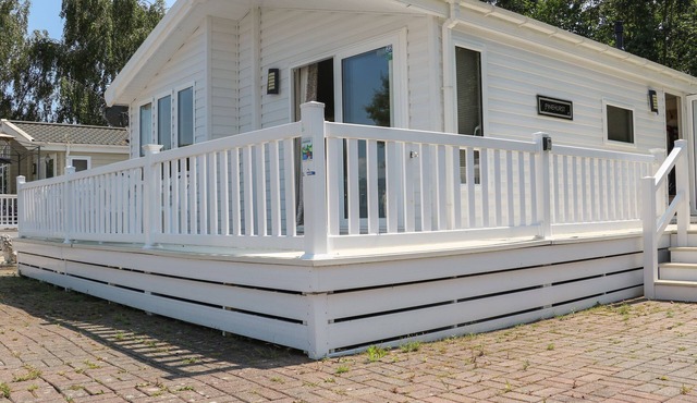 THE GOODWOOD LODGE, pet friendly, with pool in Chichester