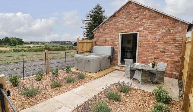 THE GOOSE NEST, pet friendly, with hot tub in Kempsey