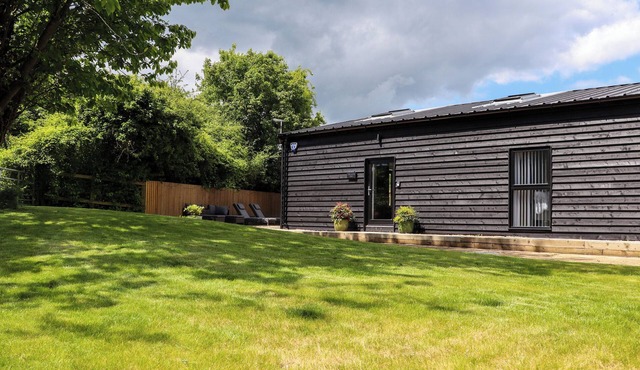 THE GOOSE SHED, pet friendly, luxury holiday cottage in Wingham