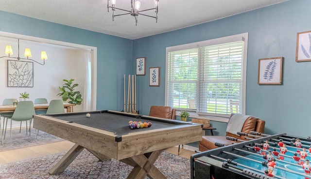 The Gornto Getaway- Game room, 4 TVs, King Bed