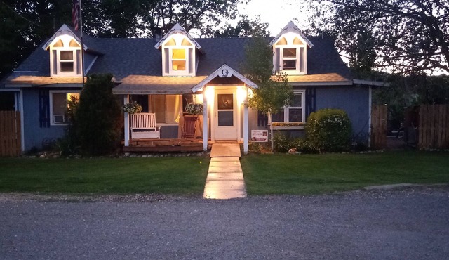 The Goulding Cottage PLUS LOFT - playground, fire pit, farm animals, family fun!