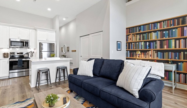 The Graduate: Lakeside Charm in Downtown