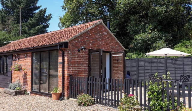 THE GRAIN STORE, family friendly, with open fire in Haddiscoe