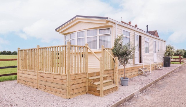 THE GRANADA, pet friendly, with a garden in St. Osyth