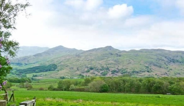 THE GRANARY, pet friendly, with open fire in Broughton-In-Furness