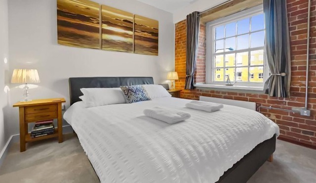 The Granary - 2nd Floor 2 Bedroom Property on Gosport Foreshore sleeping 4