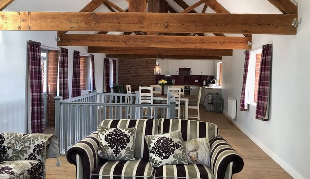 The Granary, 3 bedroom Cottage with hot tub. Wolds Way Cottages