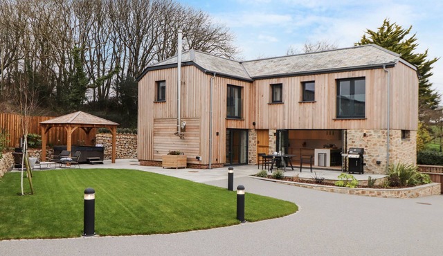THE GRANARY AT BOSKENSOE BARNS, pet friendly in Mawnan Smith