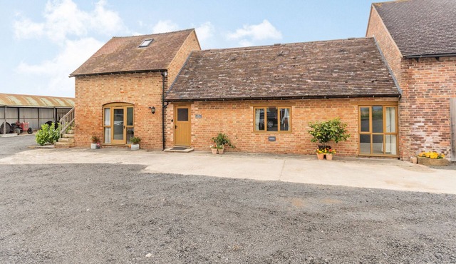 THE GRANARY AT LANE END FARM, romantic, with a garden in Broadway