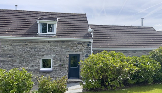 THE GRANARY @ CANLLEFAES, pet friendly, with pool in Cardigan