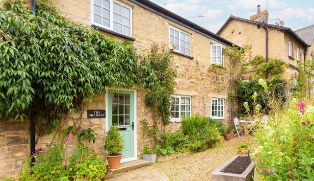 THE GRANARY, character holiday cottage, with open fire in Aberford
