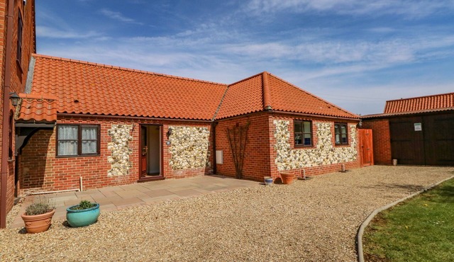 THE GRANARY COTTAGE, family friendly, with a garden in Gayton