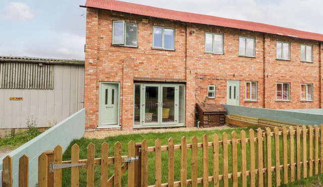 THE GRANARY COTTAGE, pet friendly, with a garden in Worcester