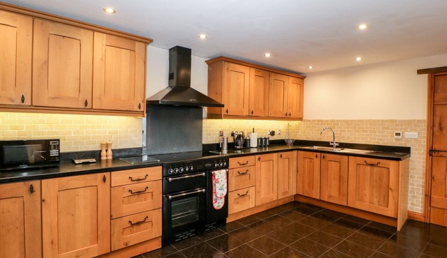 THE GRANARY, family friendly, character holiday cottage in Chepstow