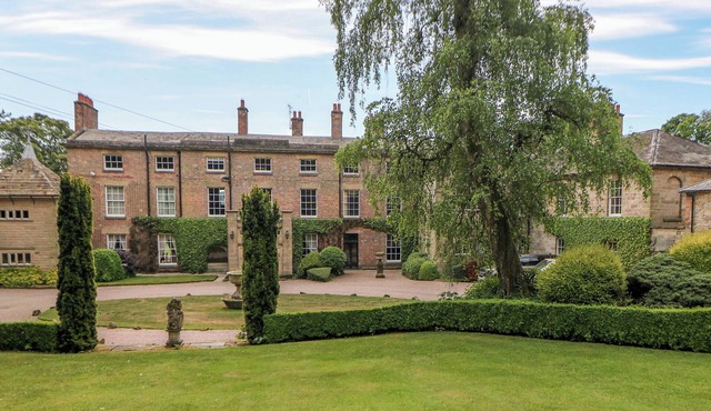 THE GRANARY, family friendly, character holiday cottage in Hopton