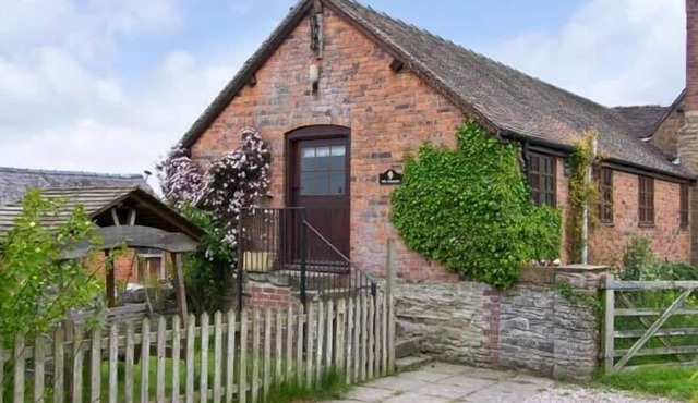 THE GRANARY, pet friendly, character holiday cottage in Craven Arms