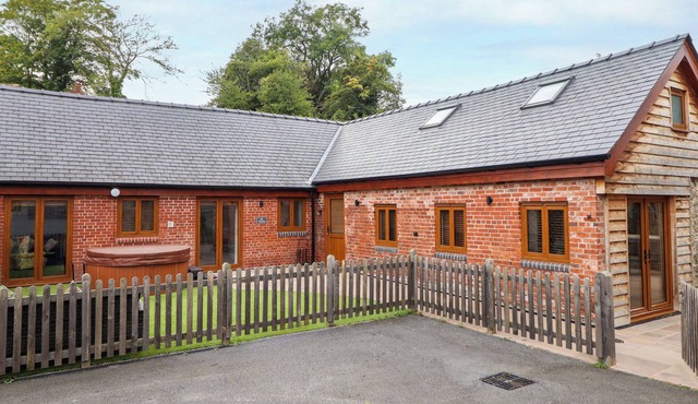 THE GRANARY, pet friendly, character holiday cottage in Montgomery