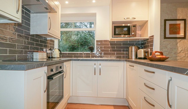 THE GRANARY, pet friendly, with a garden in St Columb Major